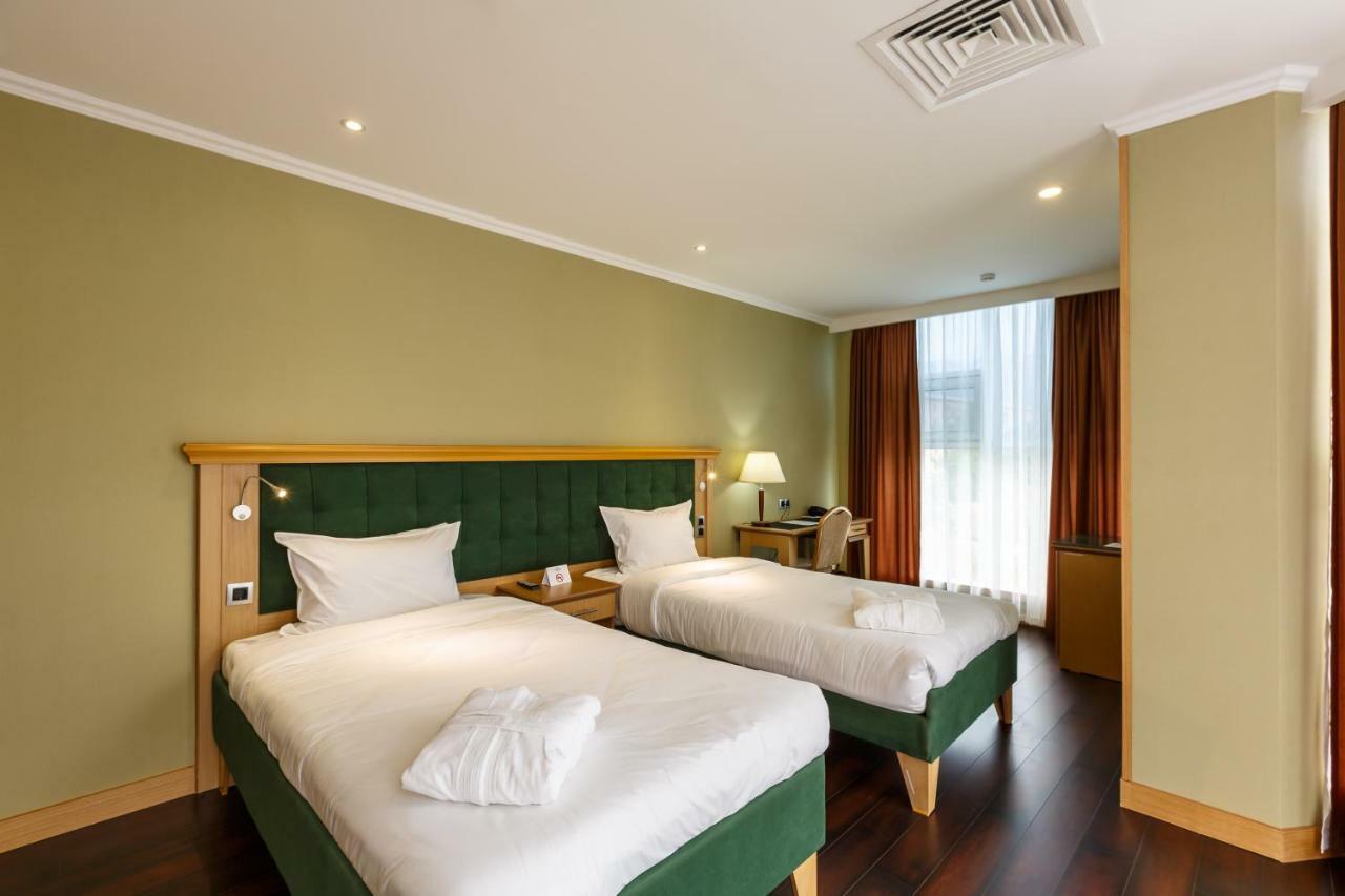 Shera Park Boutique Hotel Alma-Ata Exteriör bild