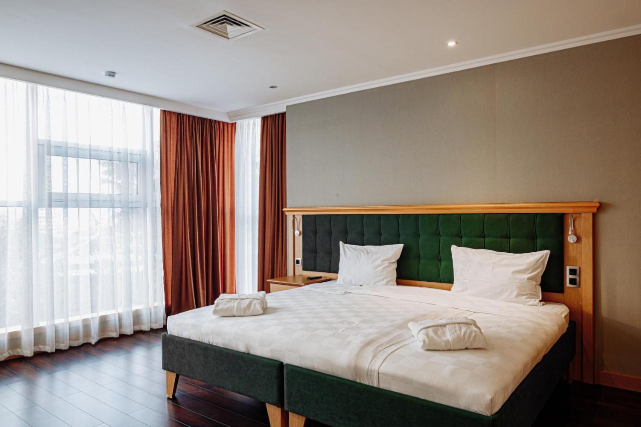 Shera Park Boutique Hotel Alma-Ata Exteriör bild
